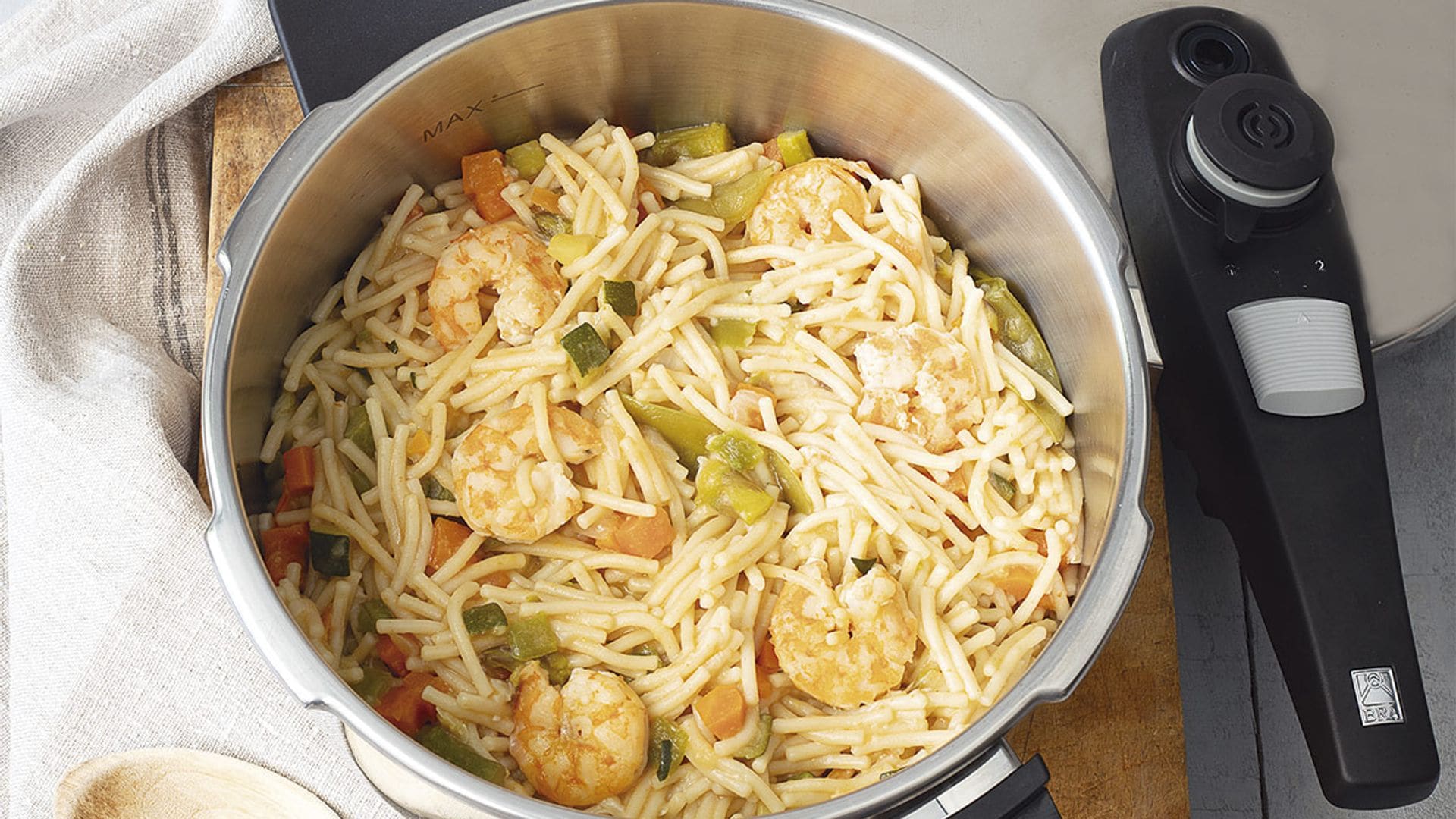 Fideos con verduras y langostinos