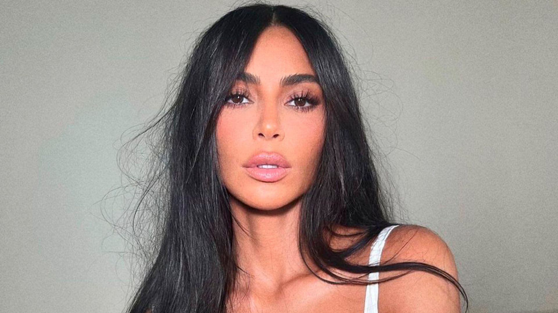 Kim Kardashian muestra el primer 'selfie' de su vida, ¿adivinas con quién fue?