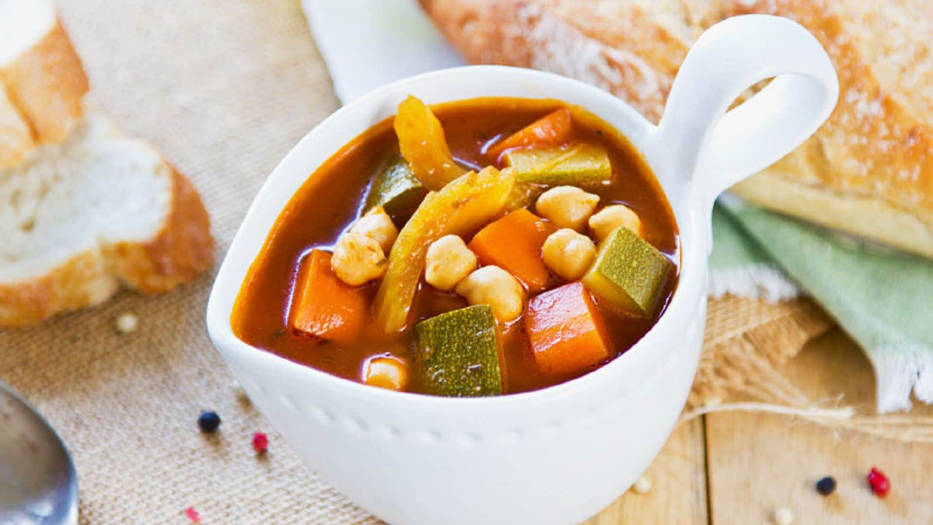 Sopa de garbanzos, calabacín y zanahoria