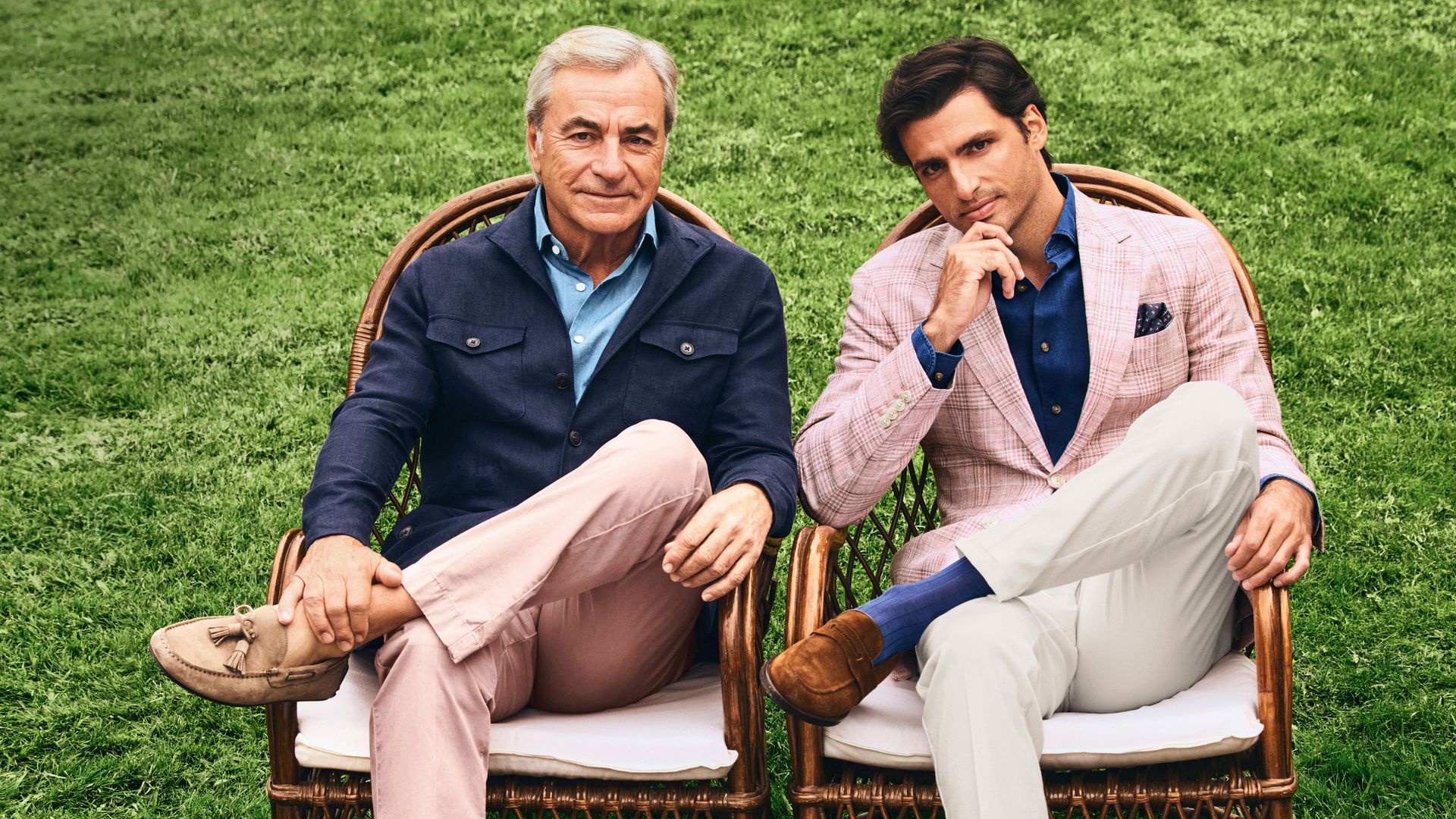 Carlos Sainz y Carlos Sainz Jr., dos ases de la velocidad en el podio del estilo. El "rey del desierto" y el piloto de Fórmula 1 han posado juntos, por primera vez, como modelos de excepción de Hackett London, en los jardines de una mansión británica