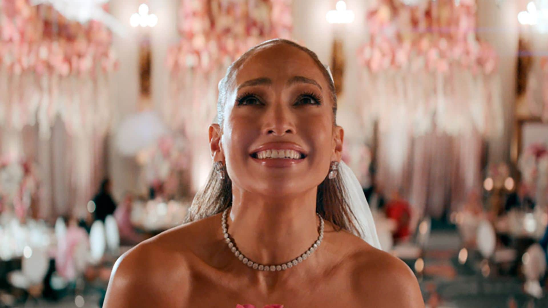 Jennifer Lopez recrea sus tres bodas fallidas en su nuevo videoclip 'Can’t Get Enough'