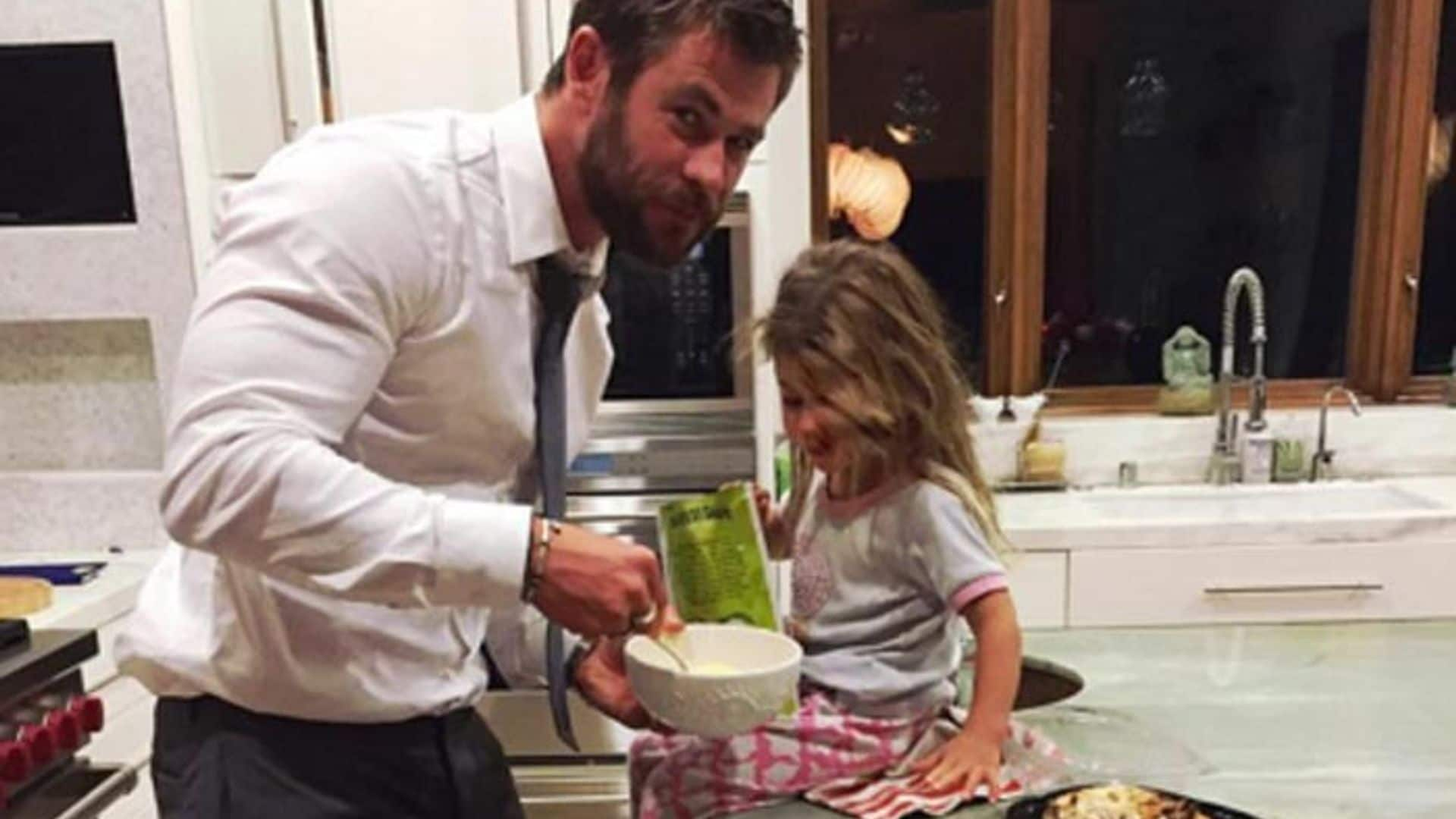 Papá cocinillas y peluquero para su hija India, la faceta más desconocida de Chris Hemsworth