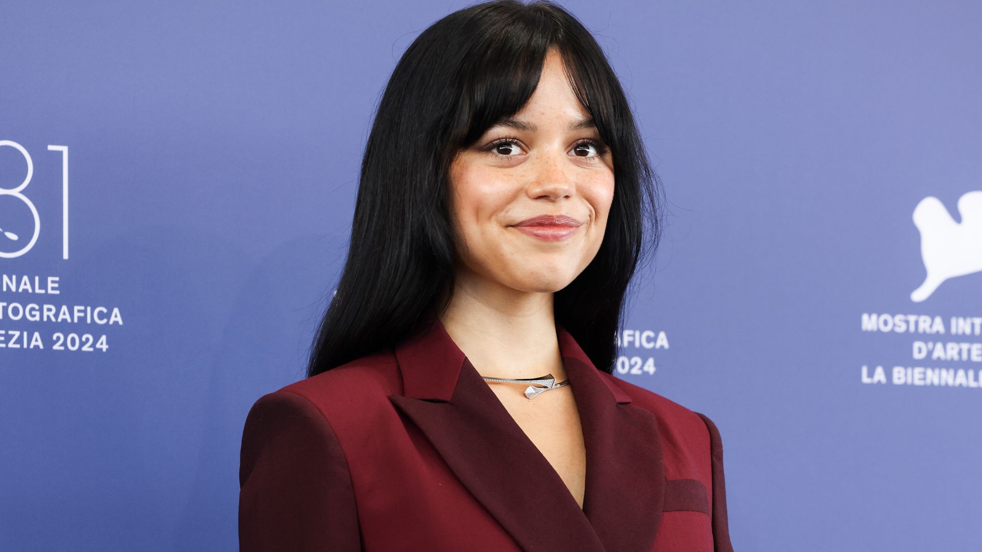 Jessica Alba y Jenna Ortega apuestan por llevar el color del otoño 2024