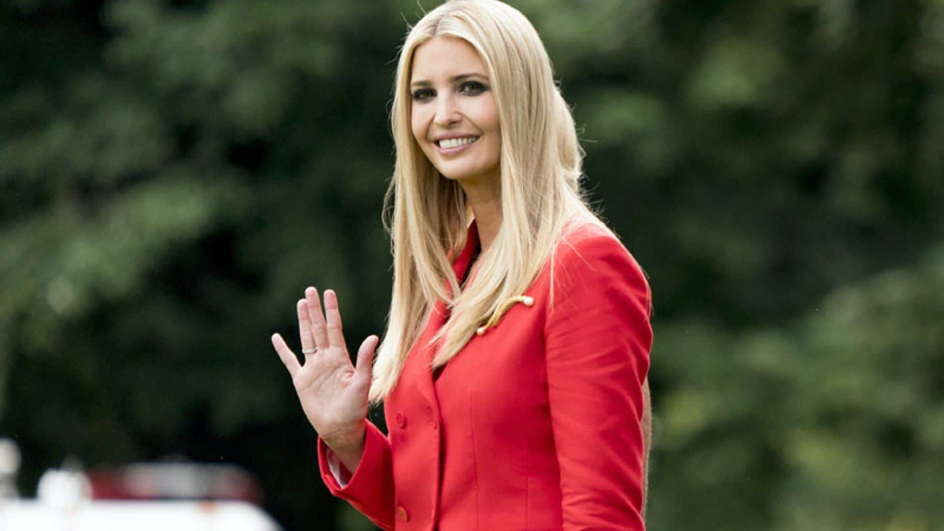 ¡Todo al rojo! Ivanka Trump combina el traje como las 'royals'