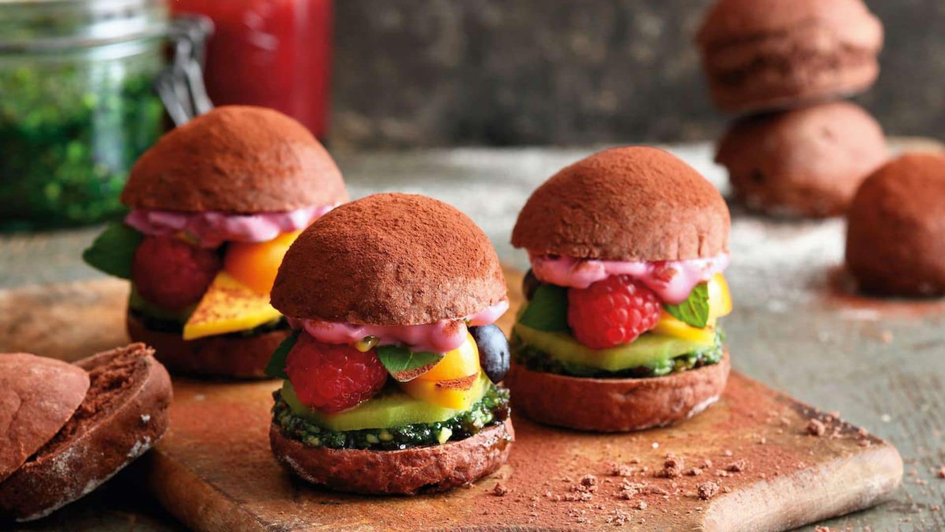 Mini hamburguesas de frutas a la parrilla con bollos de chocolate