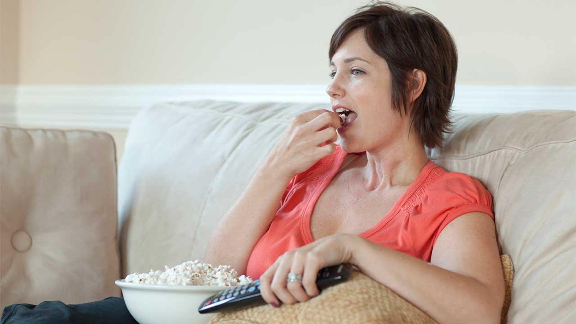 mujer comiendo palomitas