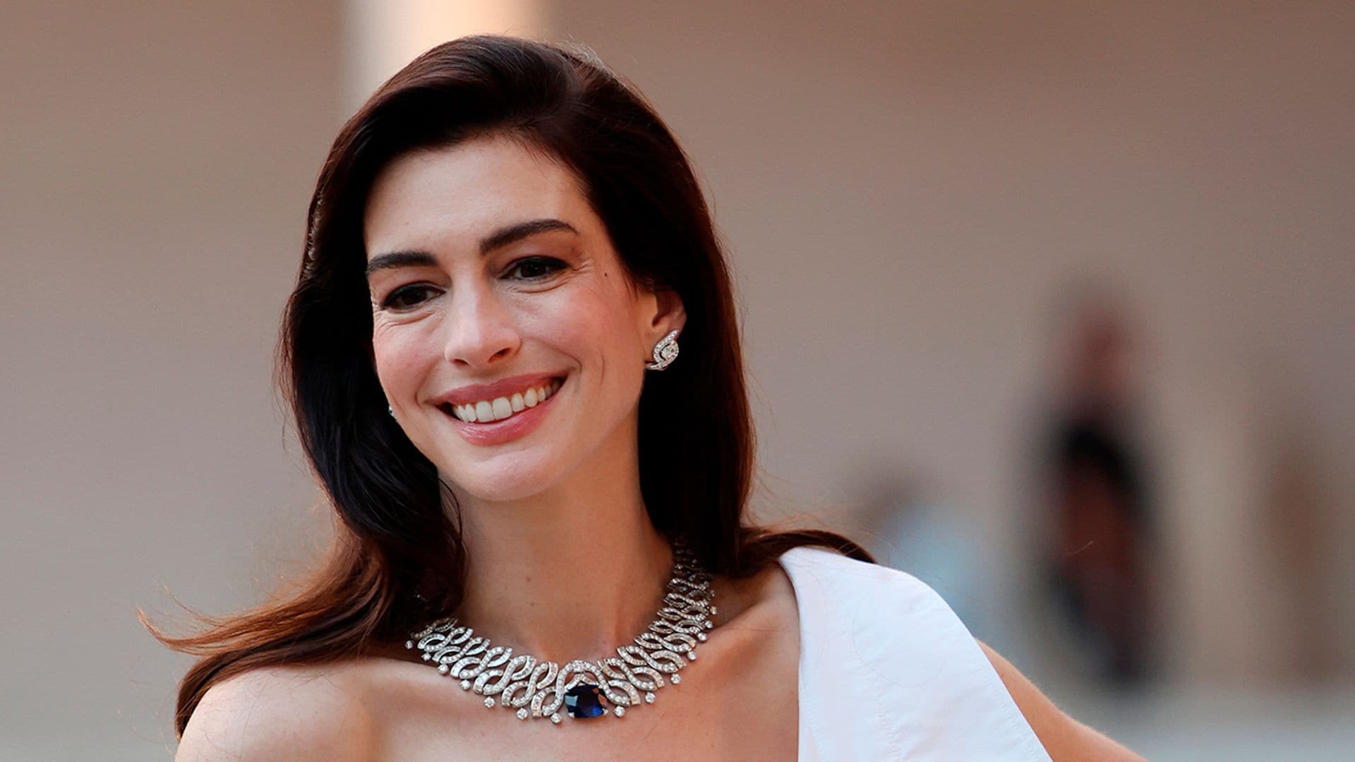 Un vestido camisero blanco para Anne Hathaway: así ha sorprendido la actriz en una gala en Roma