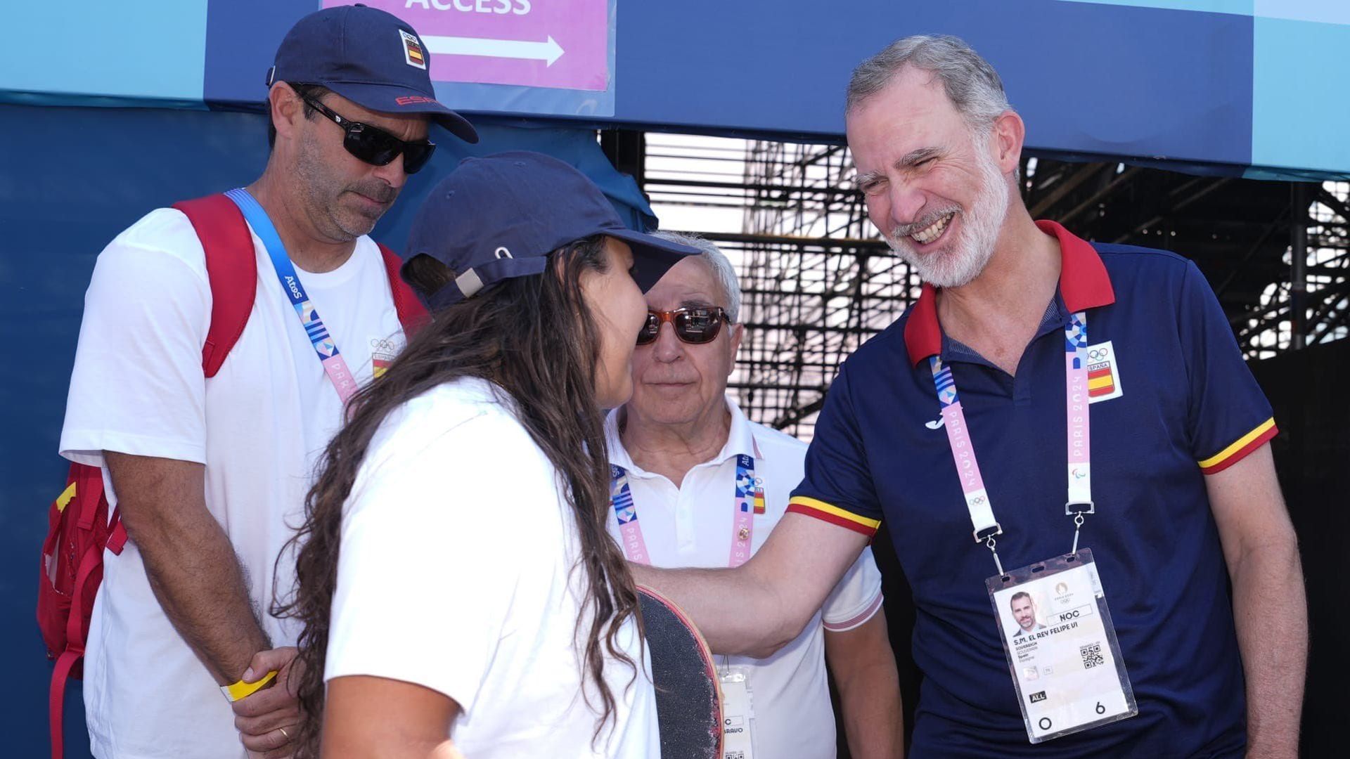 Las anécdotas del rey Felipe en su segundo día en las Olimpiadas: del abrazo a Craviotto a las grabaciones con su móvil