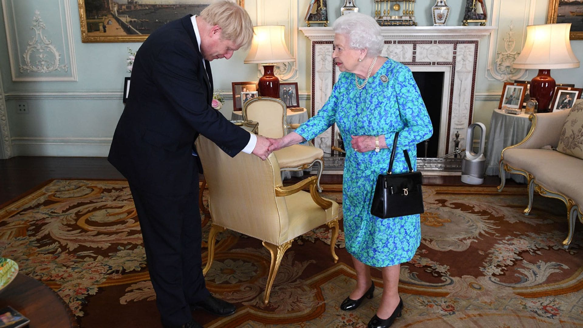 ¿Por qué la reina Isabel II saludó a Boris Johnson con su bolso puesto?