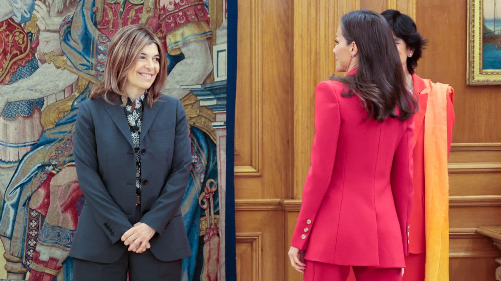 Las sonrisas que evidencian la buena relación entre la Reina y Xandra Falcó en su encuentro en Zarzuela