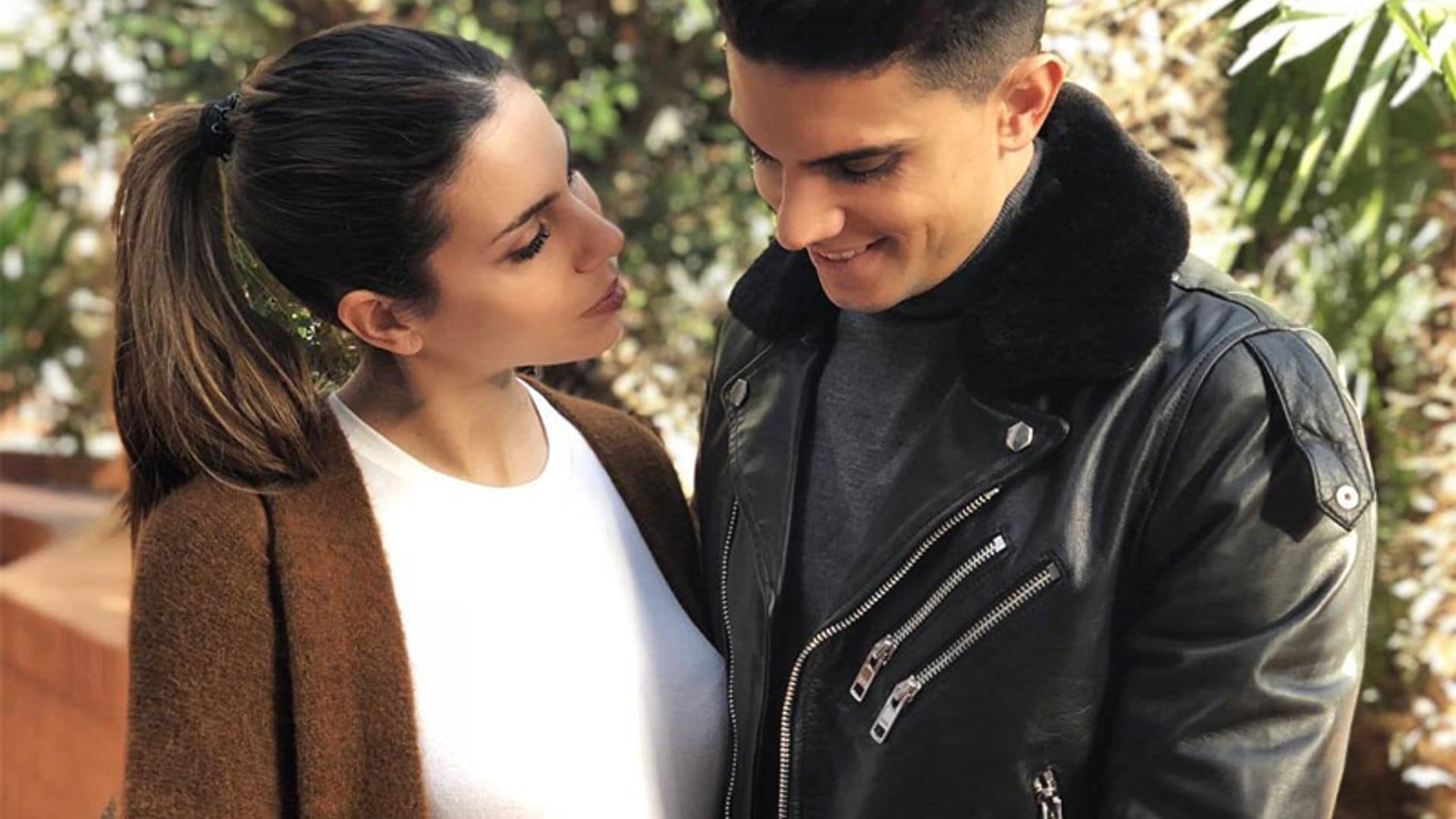 Melissa Jiménez presume de tripita y Marc Bartra, de triunfo con su nuevo equipo