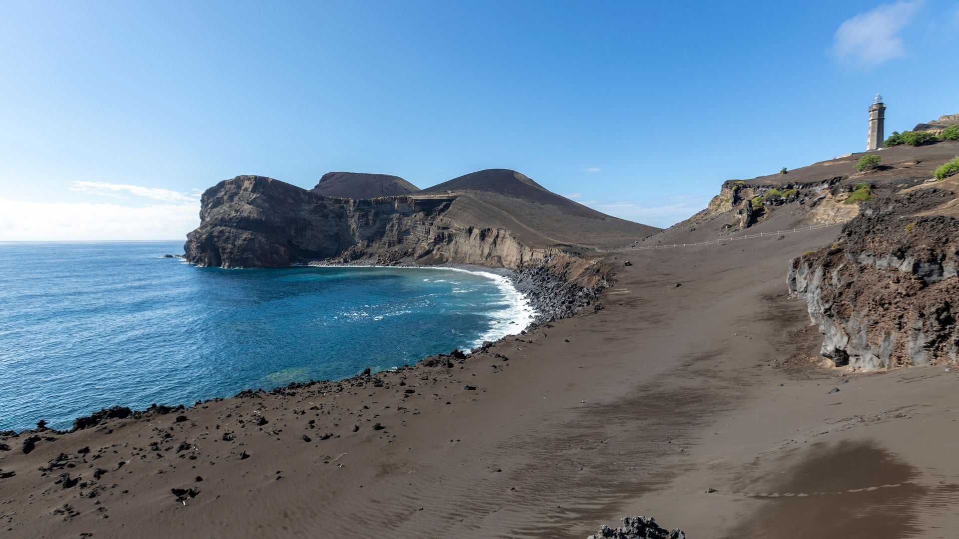 Volcán Capelinhos mostrando el faro, Ponta dos Capelinhos, Isla de Faial, Azores, Portugal