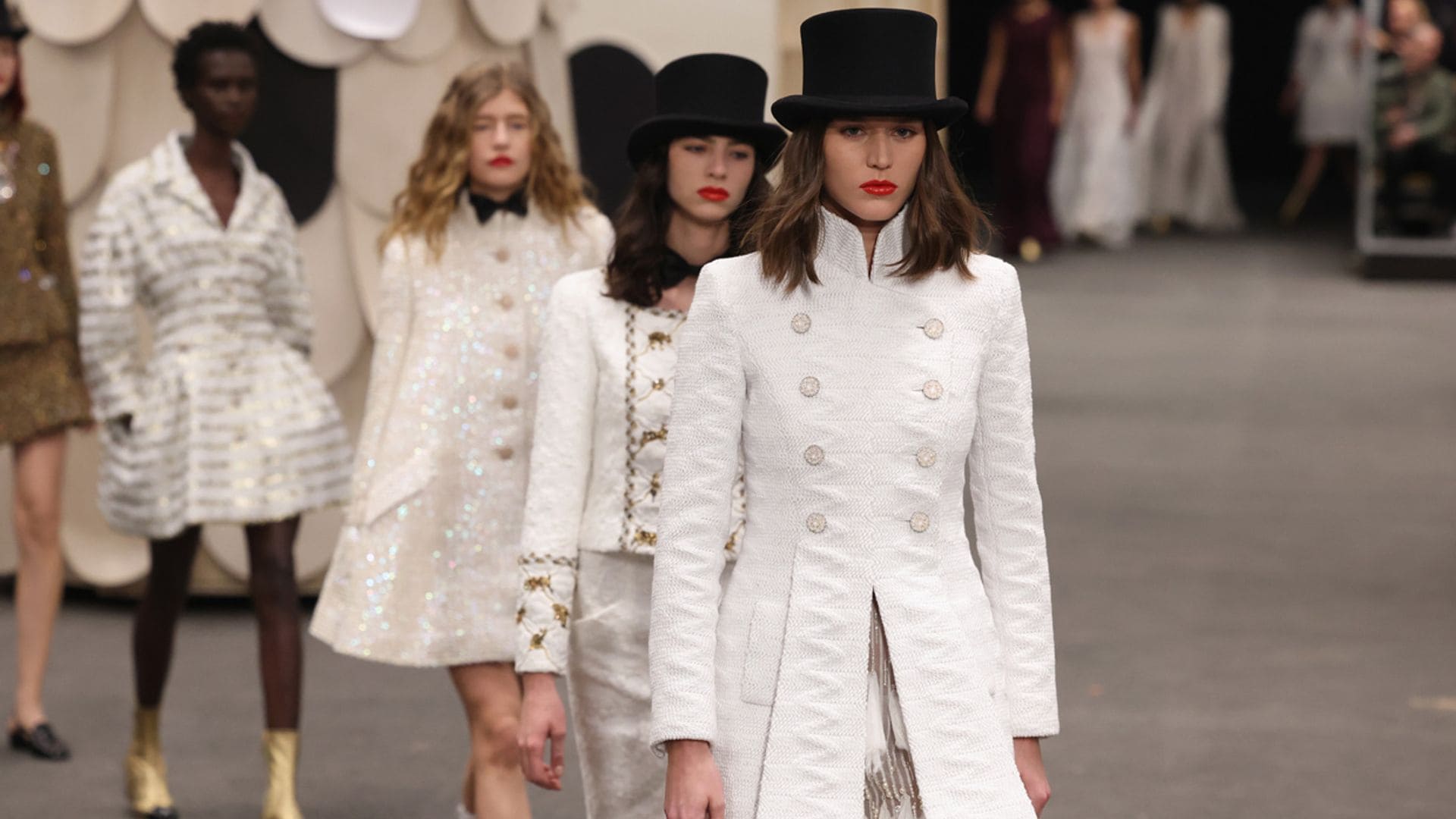 El traje de chaqueta y los tacones cómodos conquistan la Alta Costura de Chanel