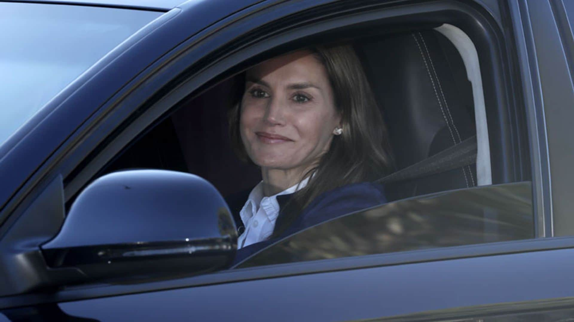 El renovado estilo de la reina Letizia, con deportivas blancas, en la vuelta al cole de sus hijas