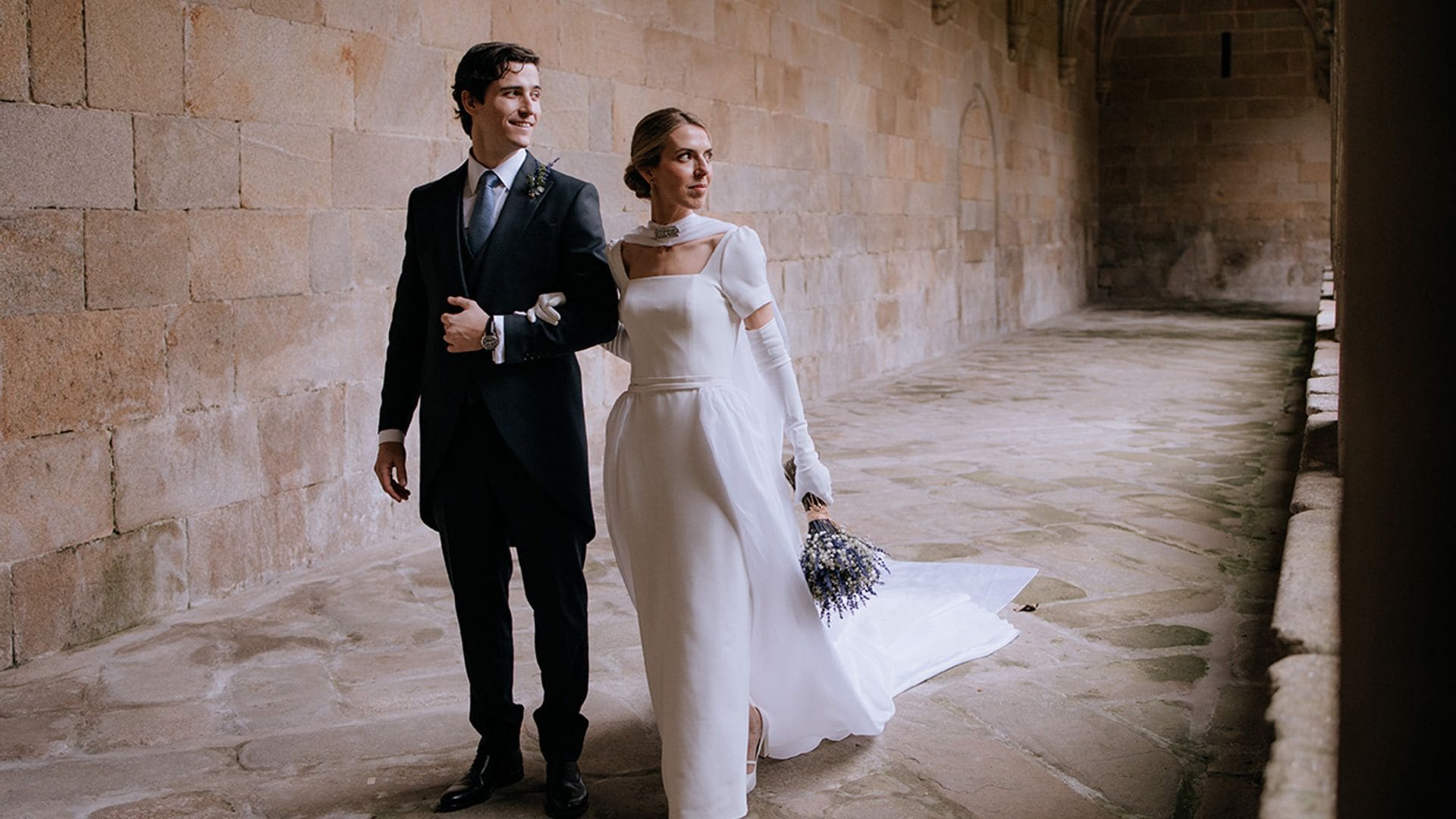 La boda en Pontevedra de Sonsoles, la novia del look desmontable con capa, guantes y sobrefalda