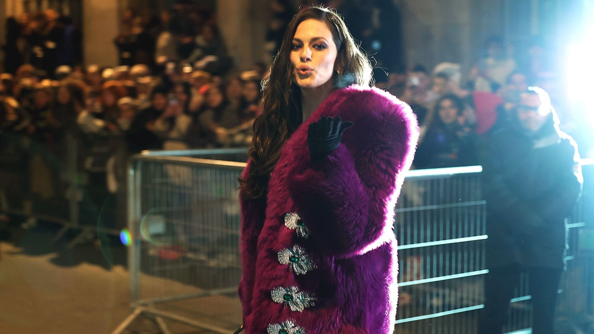 La modelo que rompió el canon de las pasarelas, Ashley Graham, es la invitada mejor vestida de París