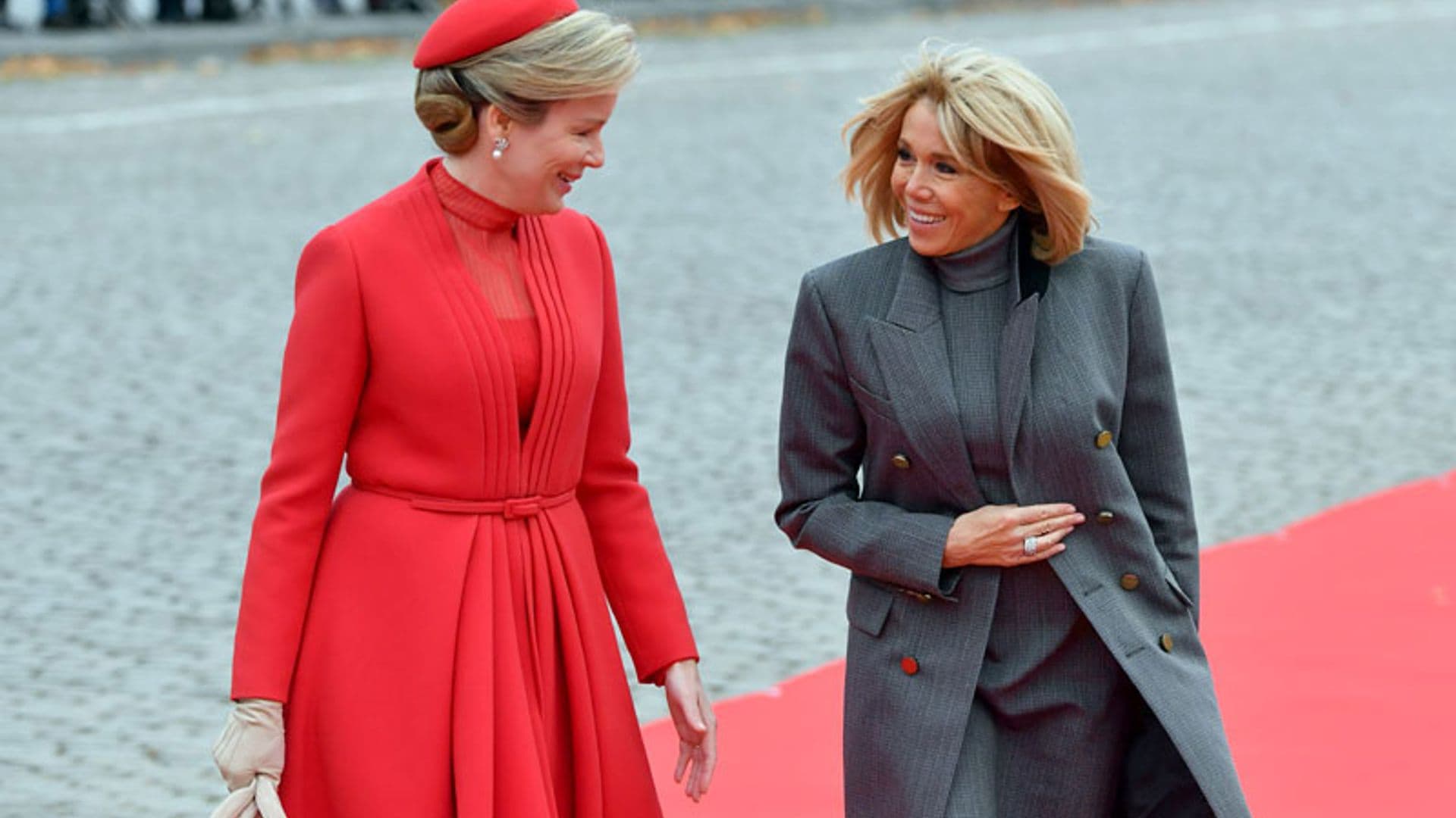 Matilde de Bélgica vs Brigitte Macron: las 'royals' siempre ganan de rojo