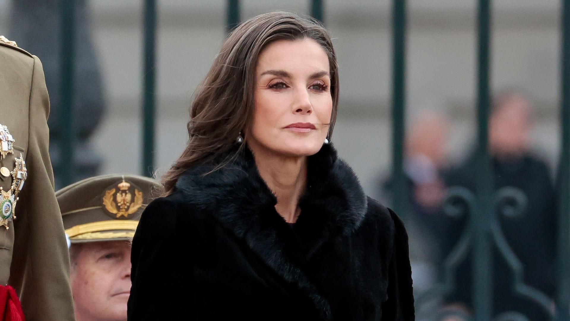 La reina Letizia inaugura su agenda de 2025 con un vestido fluido en burdeos y abrigo de pelo