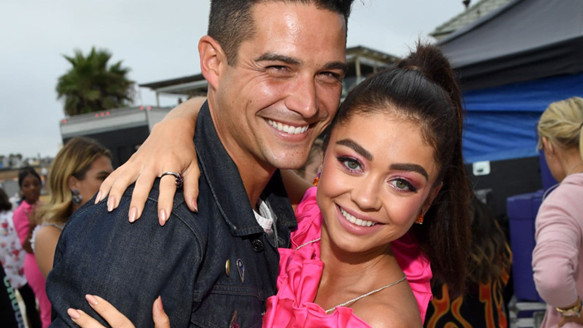 Sarah Hyland y Wells Adams reviven su primera cita en su divertida fiesta de pedida