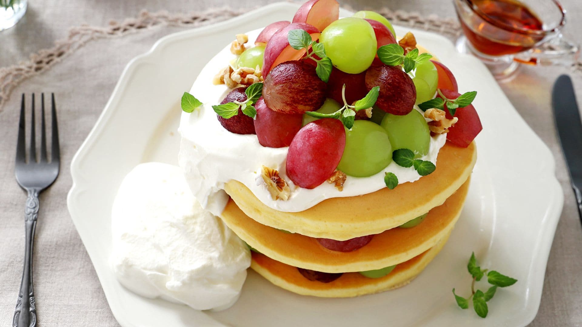 Tortitas con uvas y crema 'chantilly'