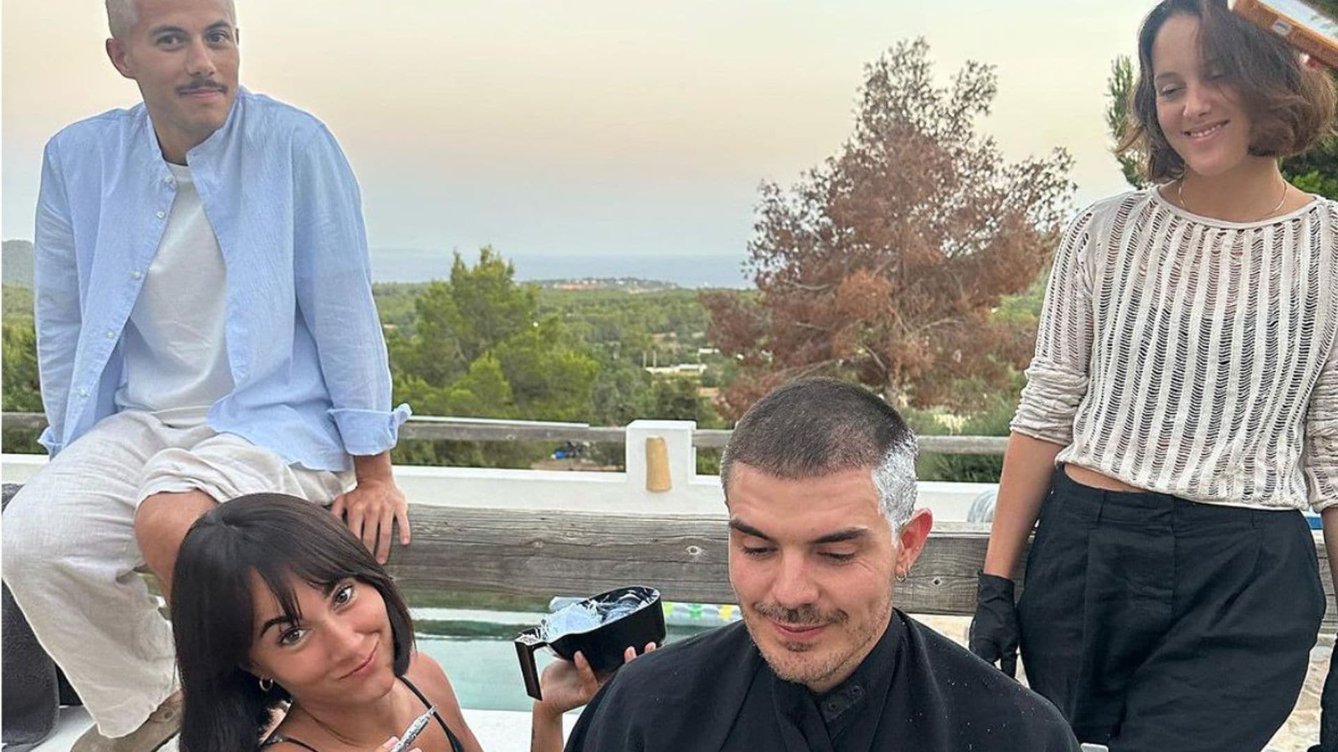 El divertido reto de Aitana y Sebastián Yatra: convertirse en los peluqueros de su estilista