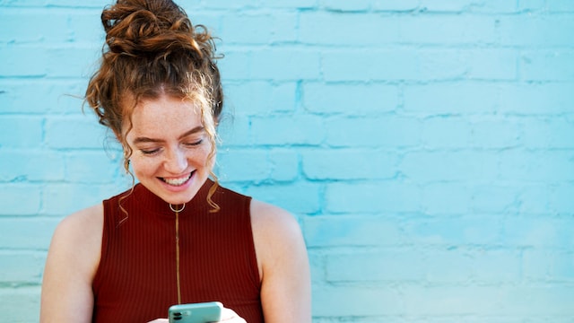 Mujer sonriendo al teléfono