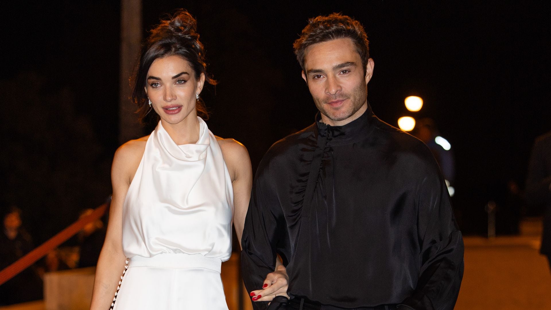 Ed Westwick, de Gossip Girl,  y Amy Jackson, de Supergirl, anuncian que van a ser padres