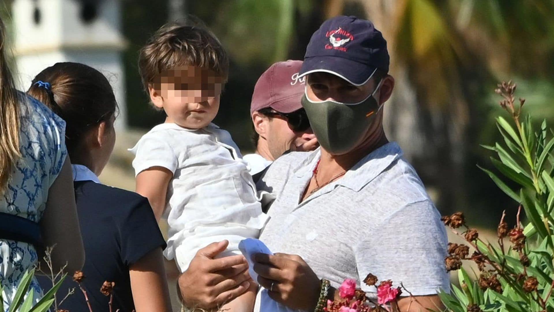Luis Alfonso de Borbón y Margarita Vargas, con el brazo en cabestrillo, de vacaciones con sus hijos en Sotogrande