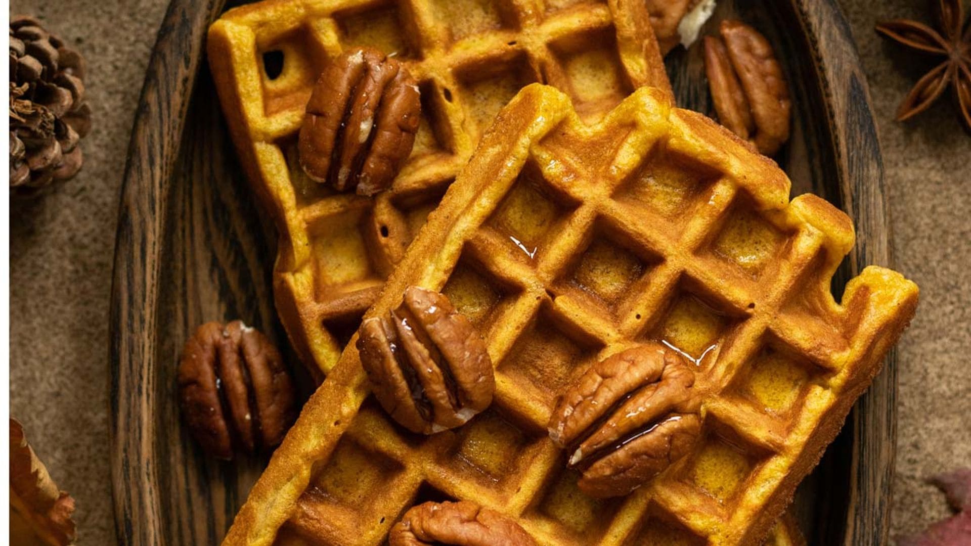 Gofres de calabaza con nueces pecanas y miel