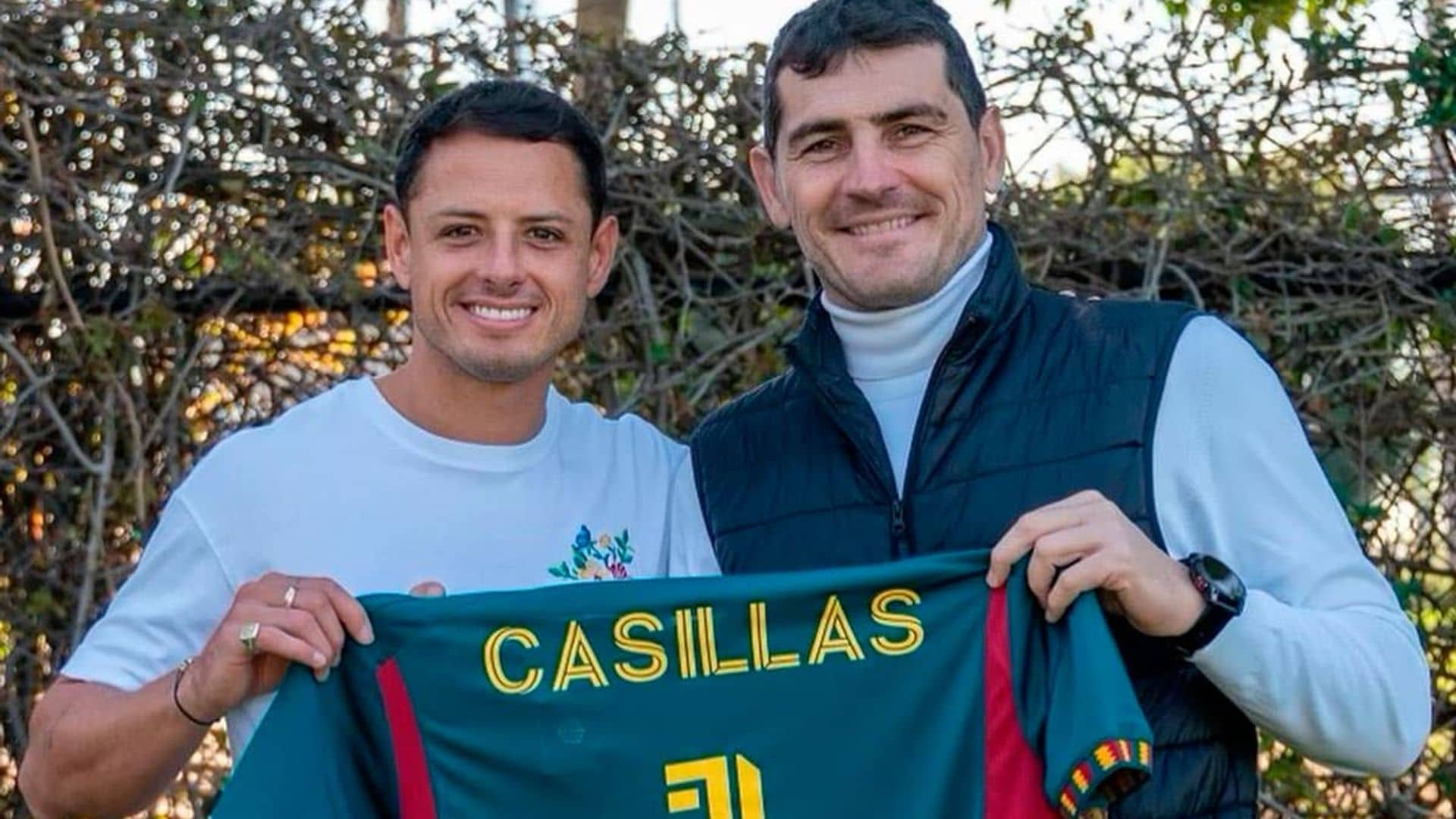 El Chicharito protagoniza un divertido encuentro con su viejo amigo, la leyenda del futbol, Iker Casillas