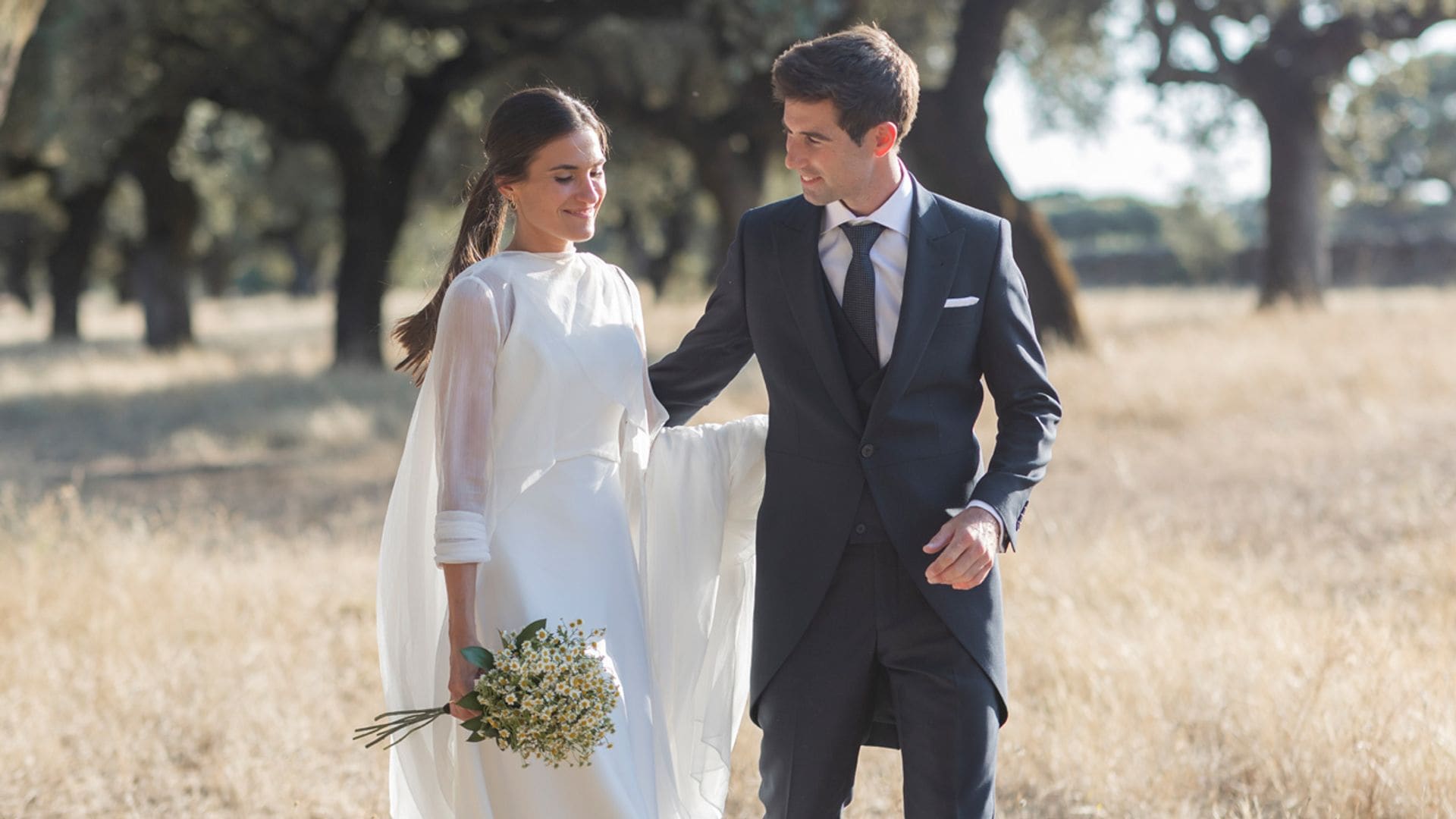 Un vestido con capa de gasa desmontable para Paula, la novia que se casó en un pueblo de Cáceres