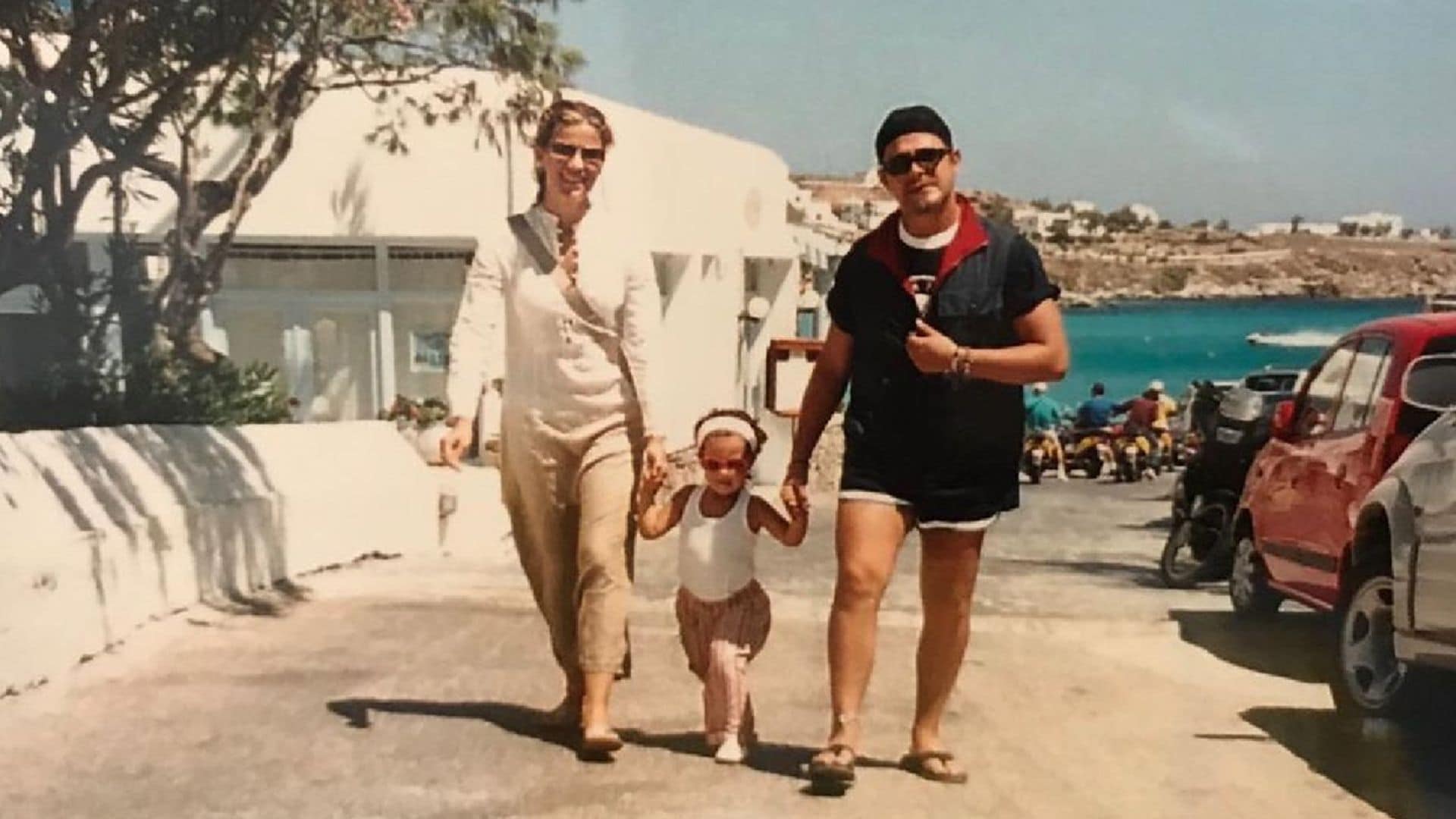 Manuela, hija de Alejandro Sanz y Jaydy Michel, rescata una foto de su infancia para felicitar a sus padres