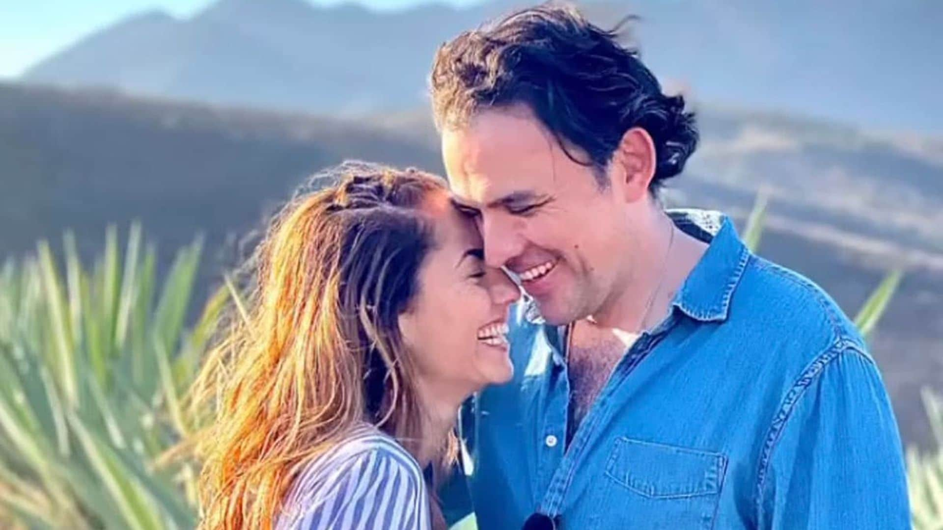 Como pocas veces, Bárbara Mori y Fernando Rovzar posan en su romántica escapada a Oaxaca