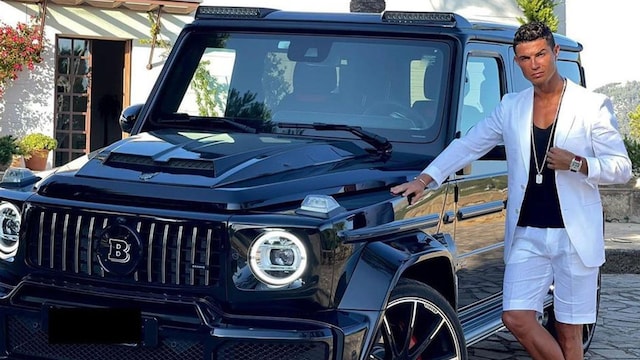 cristiano ronaldo con uno de sus coches