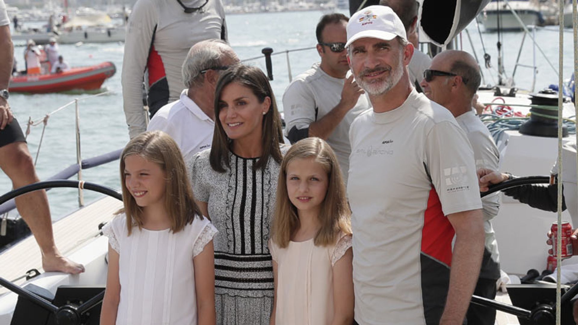 Doña Letizia y sus hijas visitan al Rey en el último día de las regatas