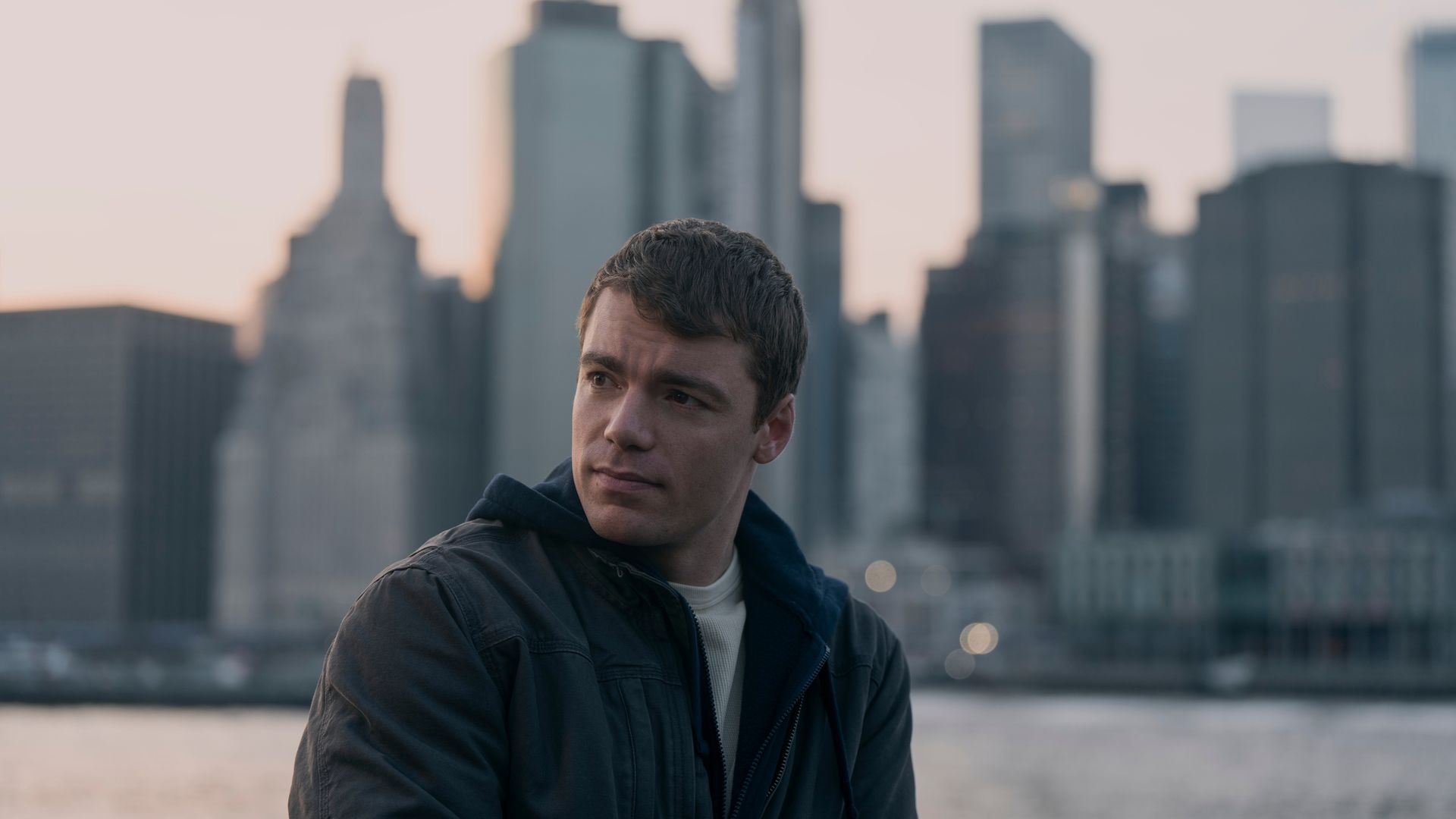 El lado más personal de Gabriel Basso, estrella de 'Agente nocturno', la serie de Netflix que arrasa con su segunda temporada