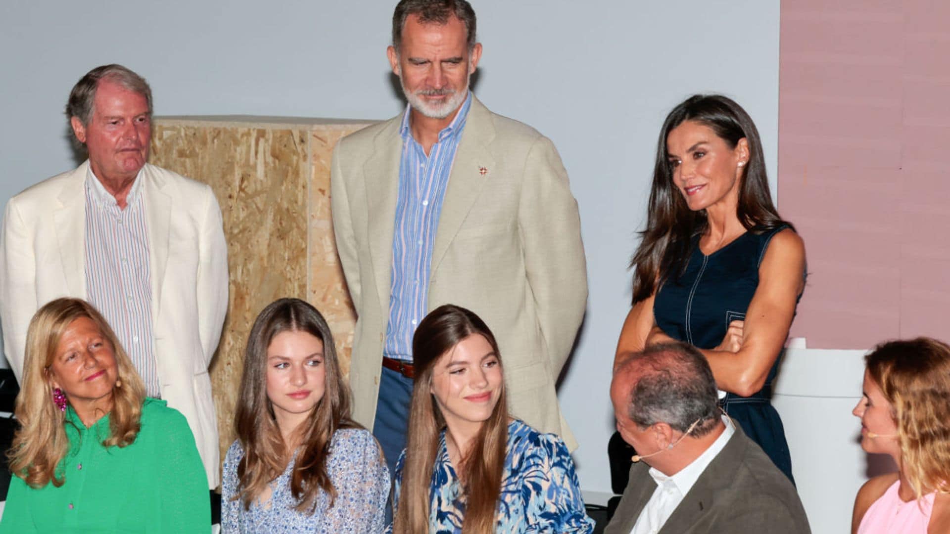 Los Reyes sorprenden a Leonor y Sofía en la antesala de los Premios Princesa de Girona