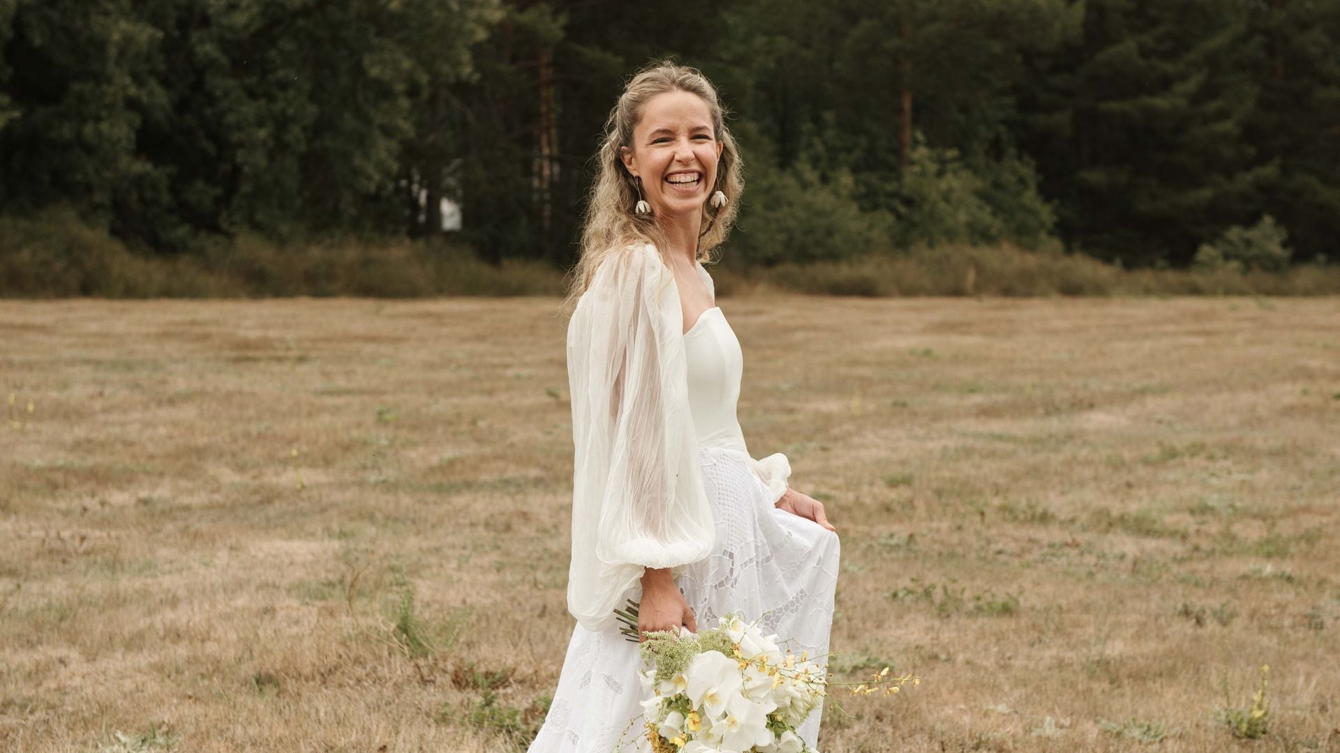 La diseñadora Lucía de Miguel creó su vestido de novia a partir de un mantel y esta es su historia