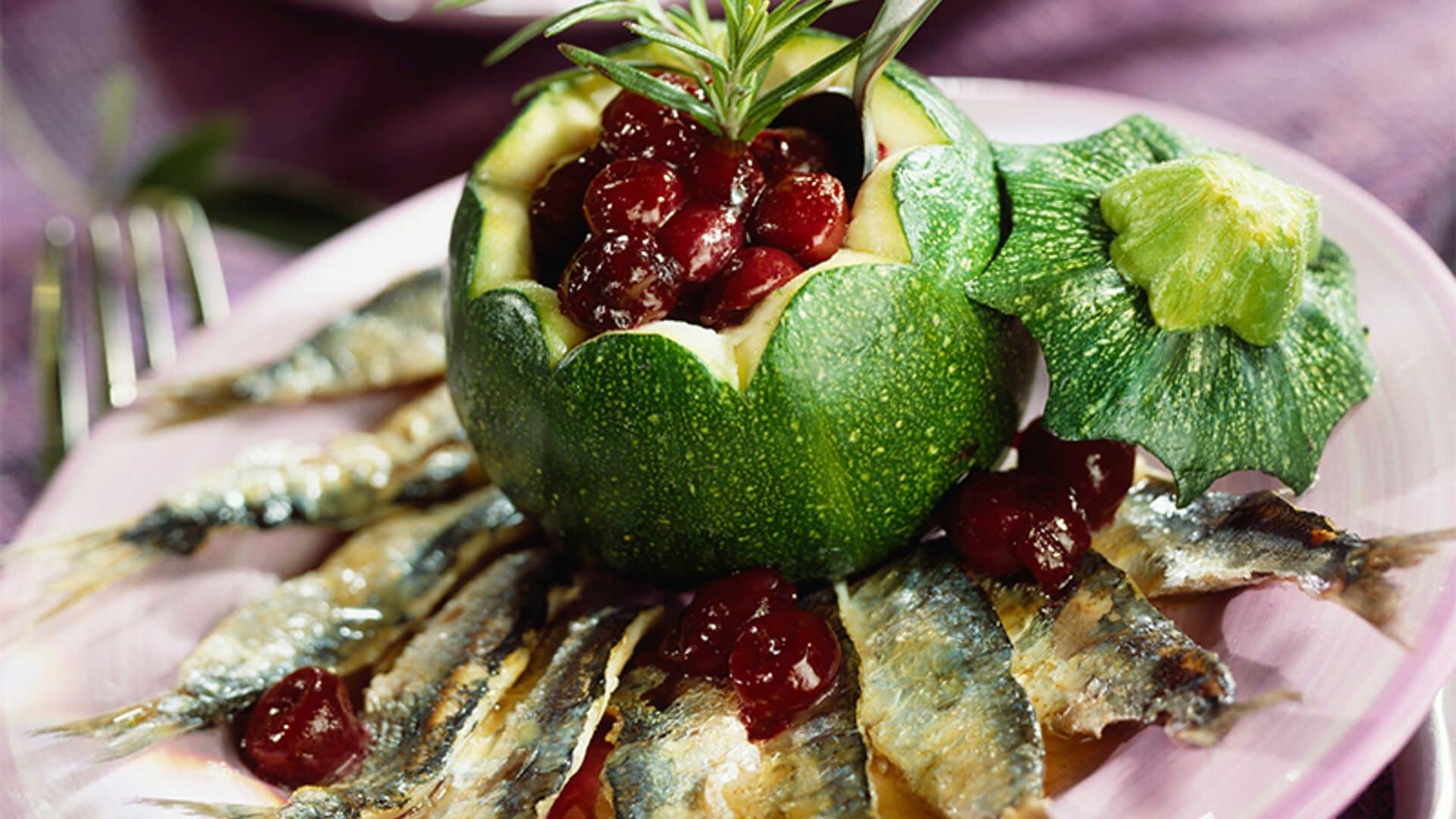 Sardinas con calabacín y 'chutney' de cerezas