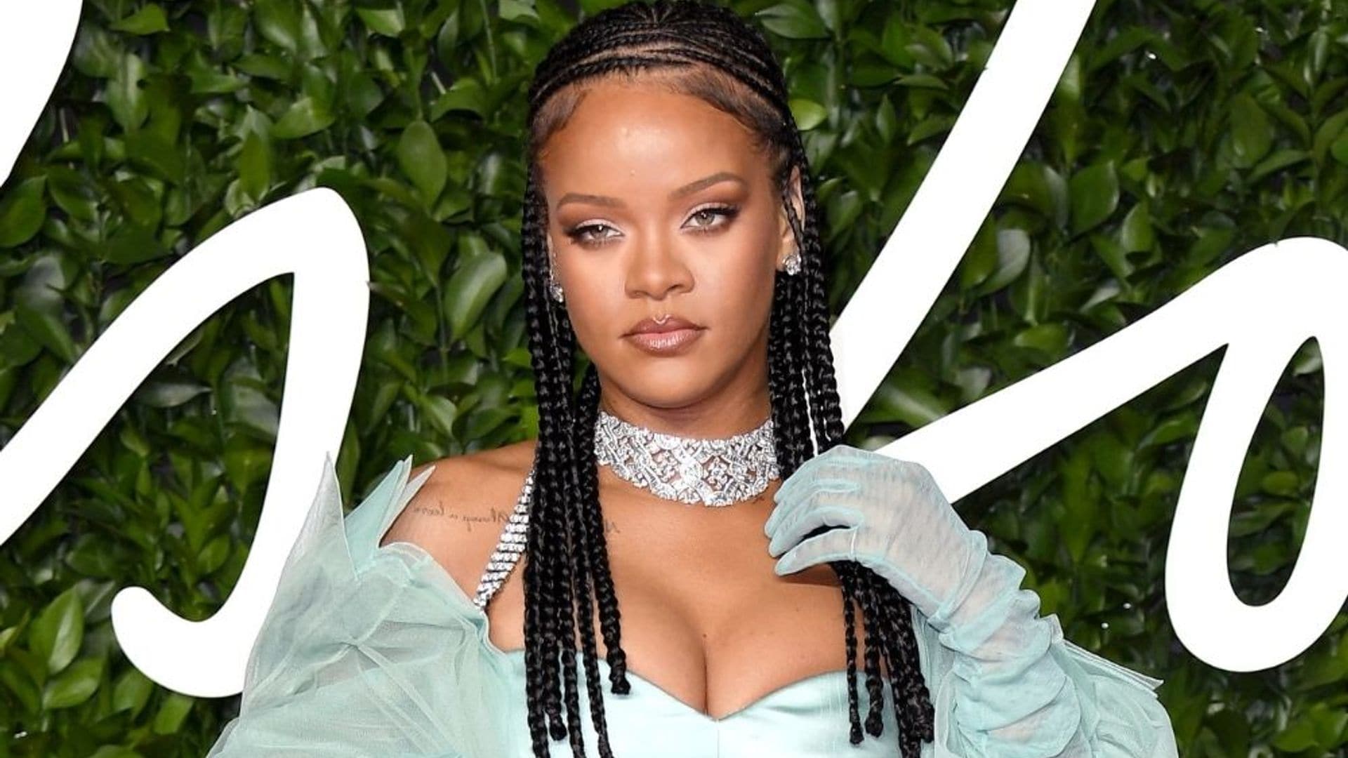 Rihanna no renuncia a su estilo: el look de la cantante en su primer 'selfie' presumiendo de tripita