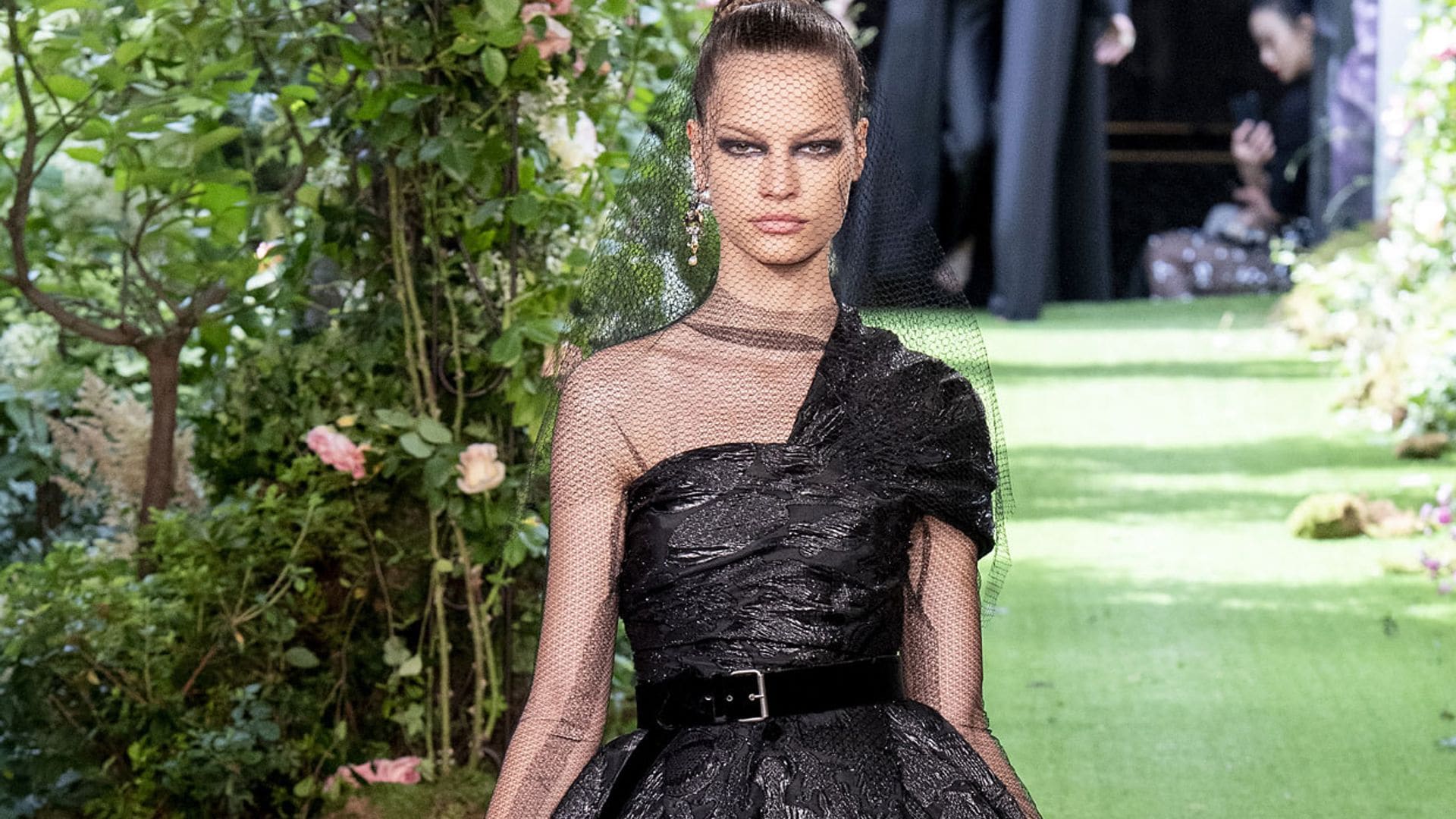 Todo al negro y mucho encaje: Dior presenta su colección más seductora