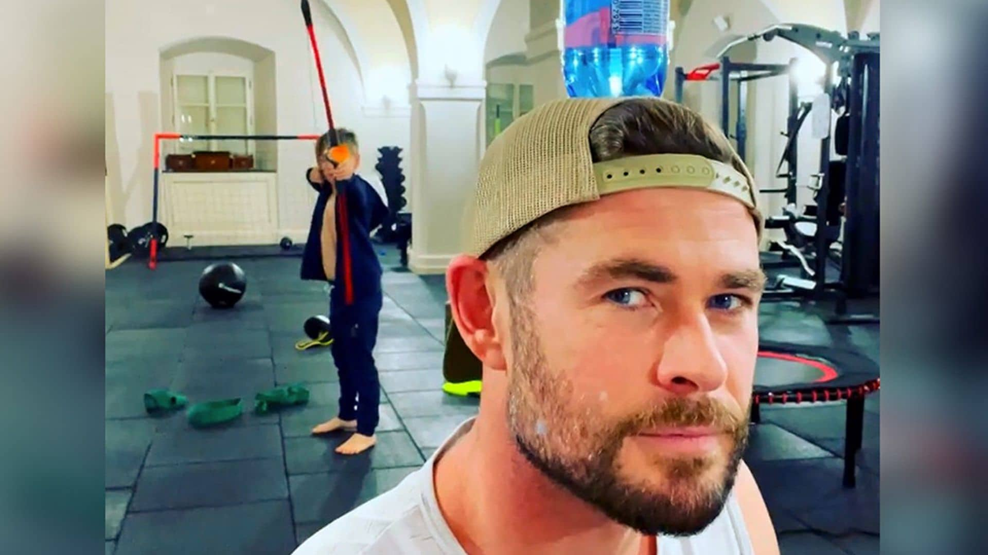 ¡Con arco y flechas! La 'revolución' de Chris Hemsworth y sus hijos mientras Elsa disfruta de Londres