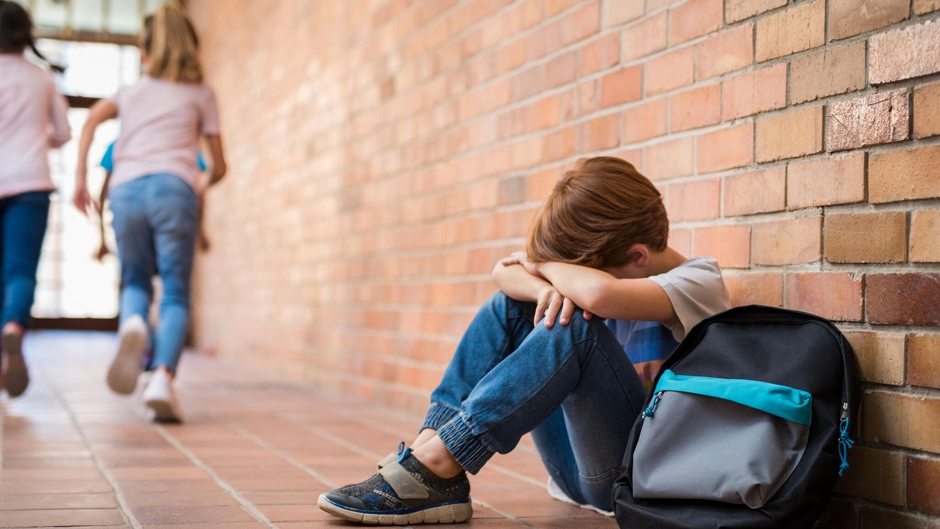 Cómo puedo ayudar a mi hijo si se siente rechazado por sus compañeros de clase