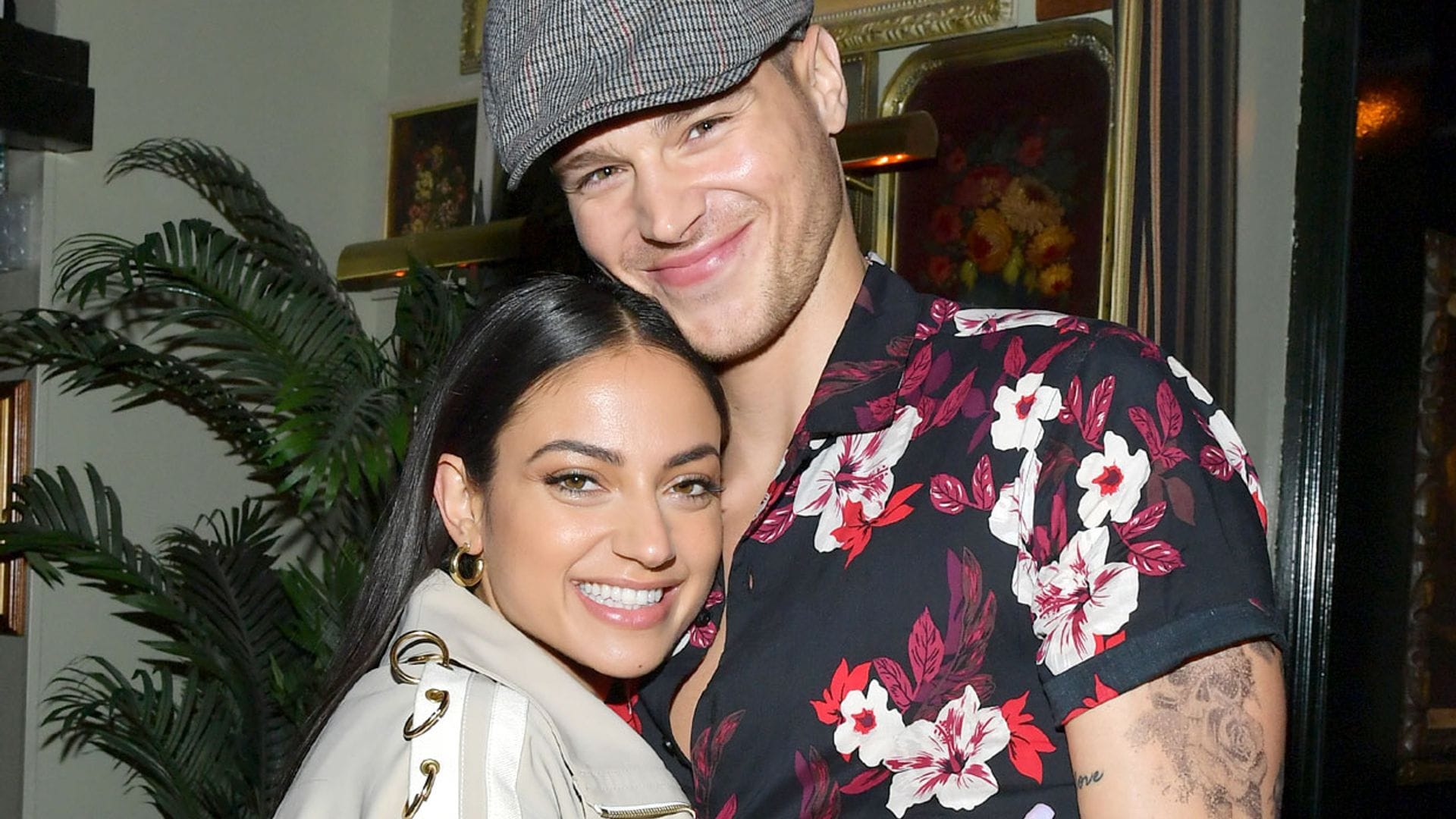 La actriz Inanna Sarkis y el supermodelo Matthew Noszka ¡ya son papás!