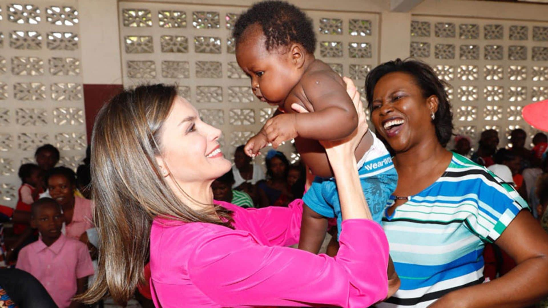 La reina Letizia muestra en Haití su faceta más maternal