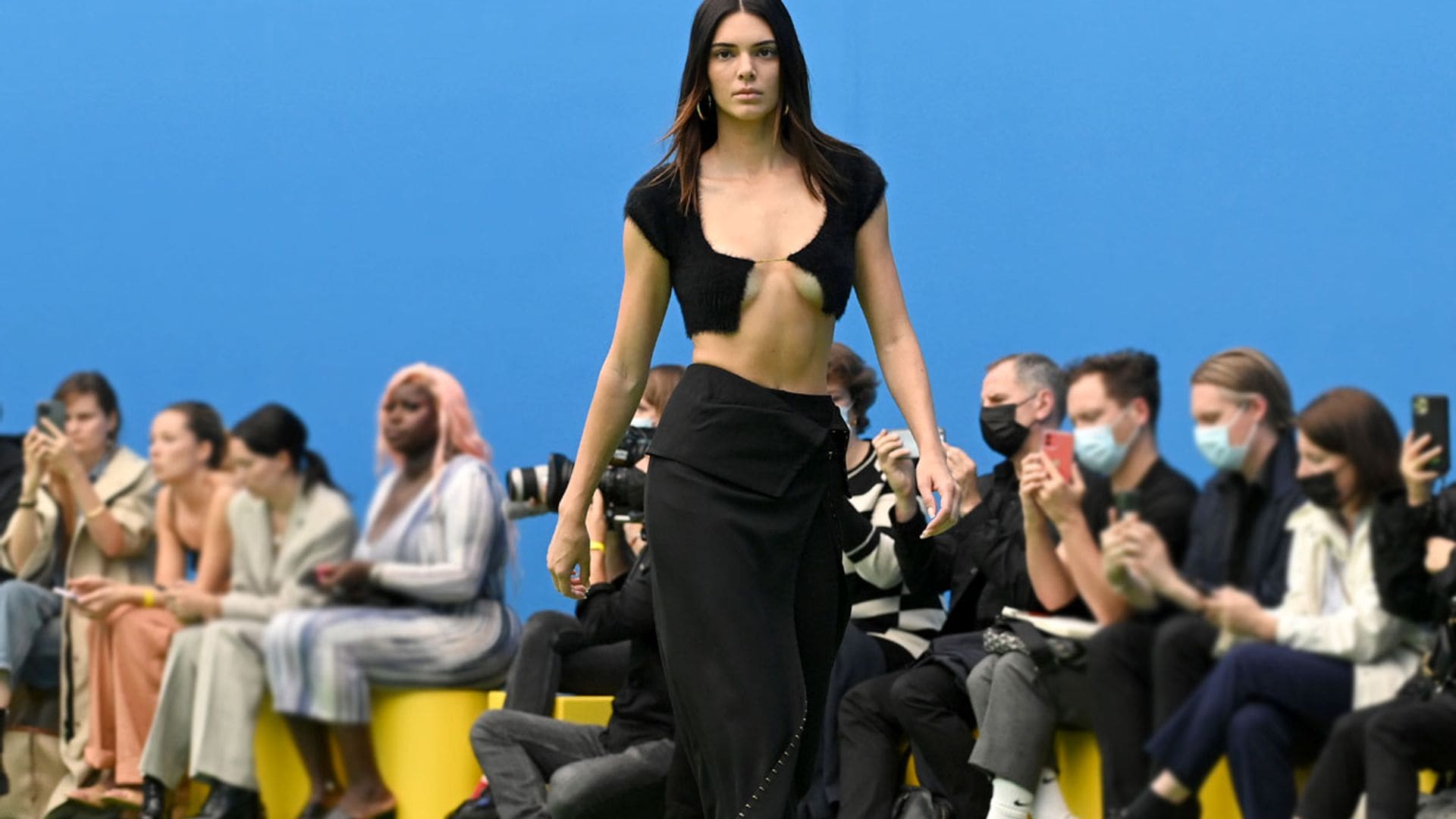 Kendall Jenner retorna a la pasarela bajo la atenta mirada de Rosalía