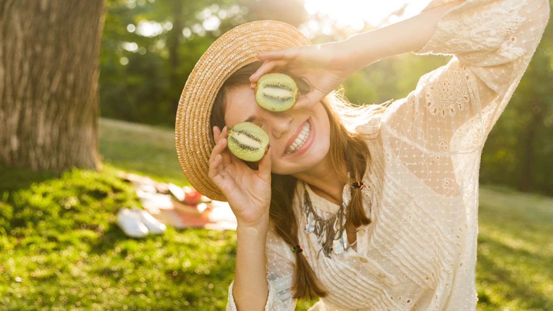 ¿Retienes líquidos y te sientes hinchada? Toma nota de esta dieta drenante