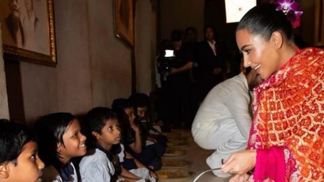 Kim Kardashian dando de comer a niños desfavorecidos