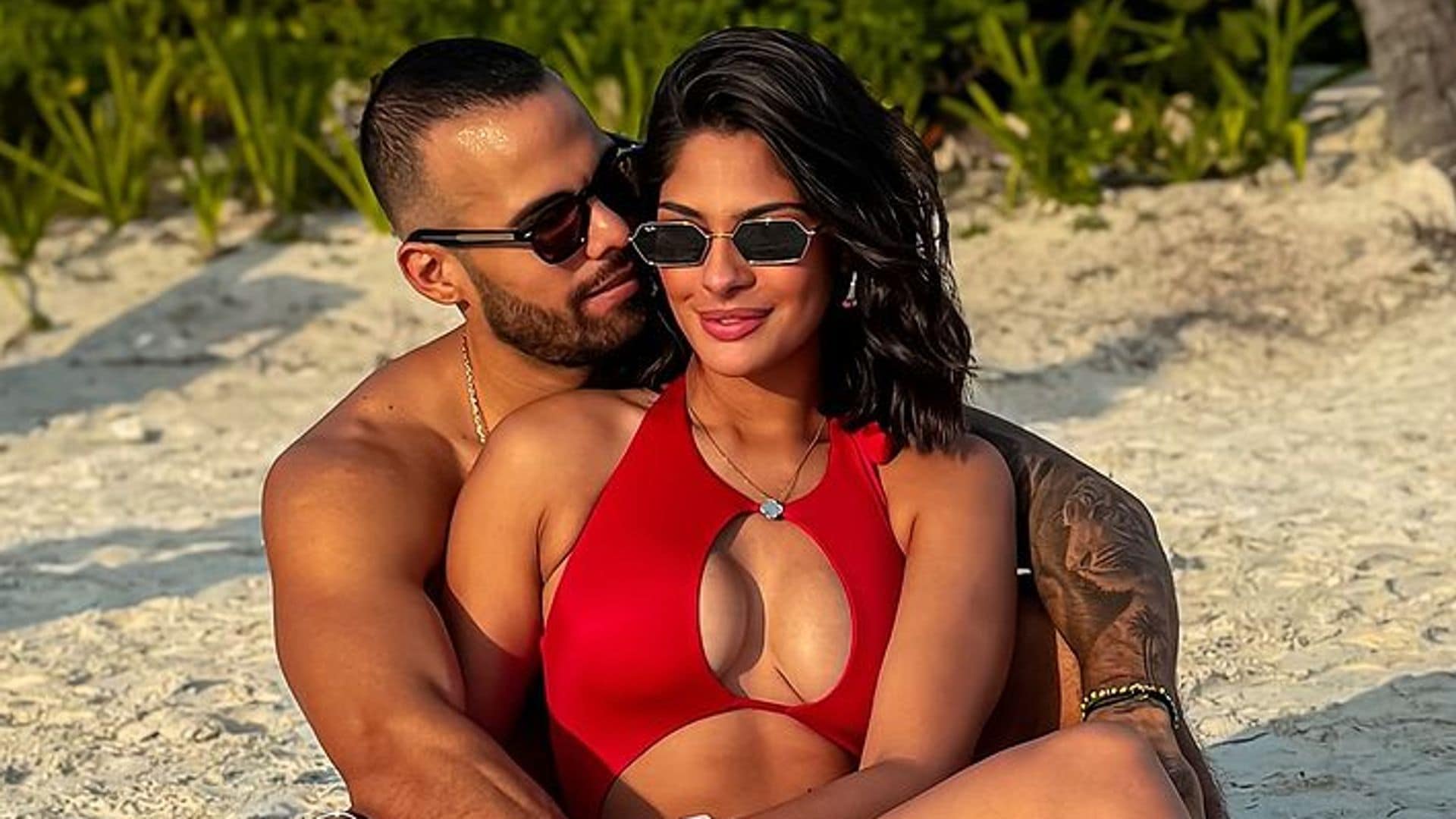 Sheynnis Palacios posa en bikini con su novio Carlos Gómez e intercambian el mensaje más romántico