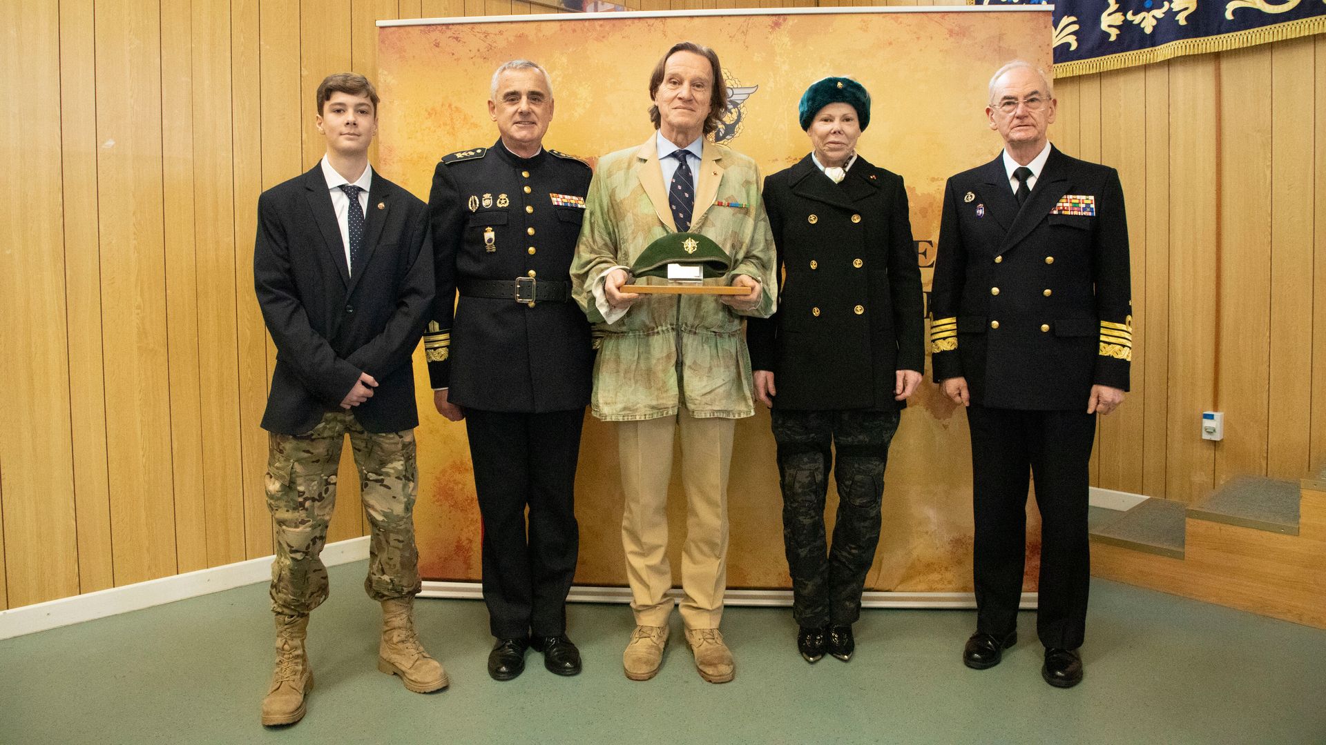 Kitín Muñoz recibe el Premio Boina Verde 2024 ante el orgullo de su mujer, la princesa Kalina, y su hijo